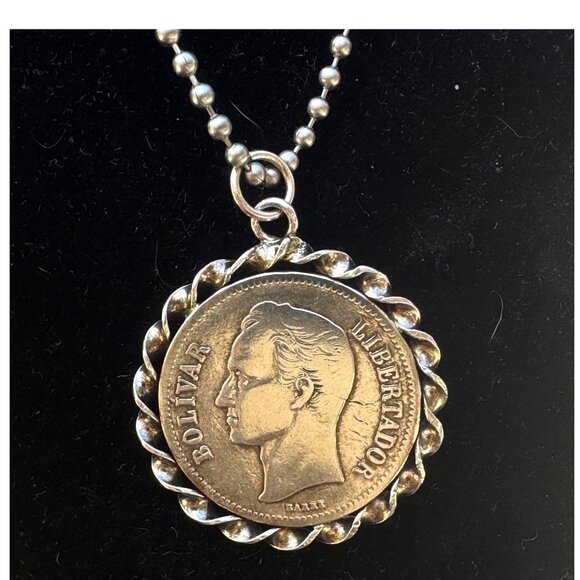 1935 Venezuelan 1 Bolivar .835 Silver Coin Pendant With Twisted Silver Frame - Picture 3 of 6